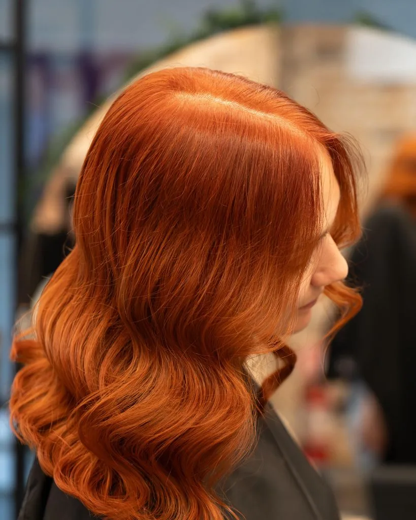 Culoare copper cu onduleuri